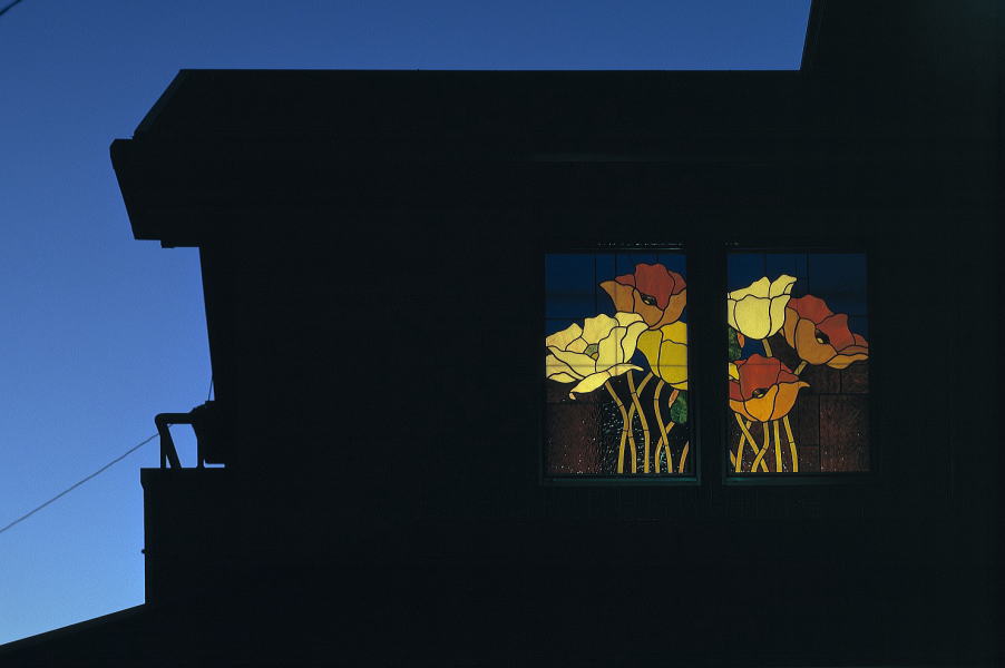 花のステンドグラス　芥子花文の窓