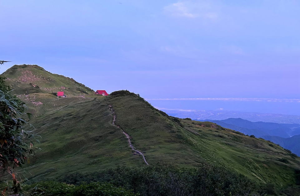 佇む朝日小屋