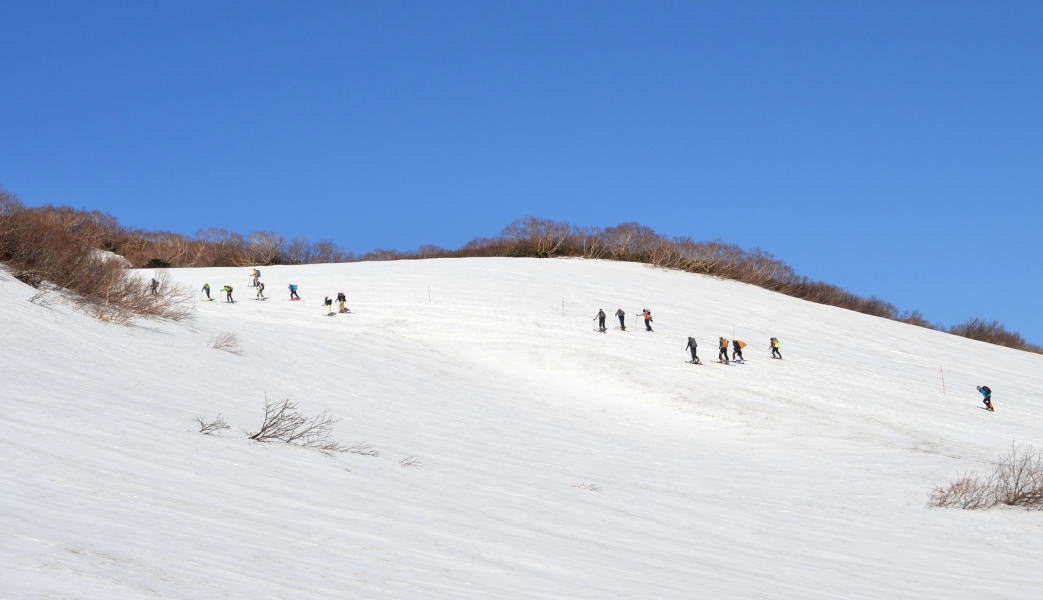 登る登るスキーヤー、ボーダー、登山者