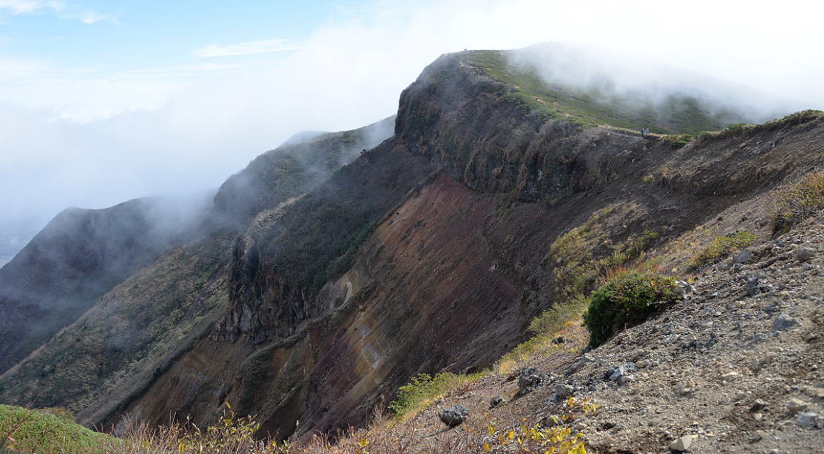 赤倉岳爆裂火口壁