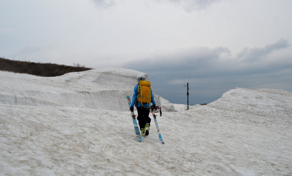 残雪で駐車場が見えません。