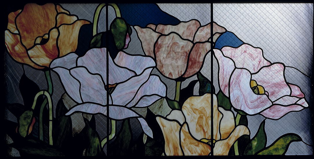 花のステンドグラス　芥子花文の窓