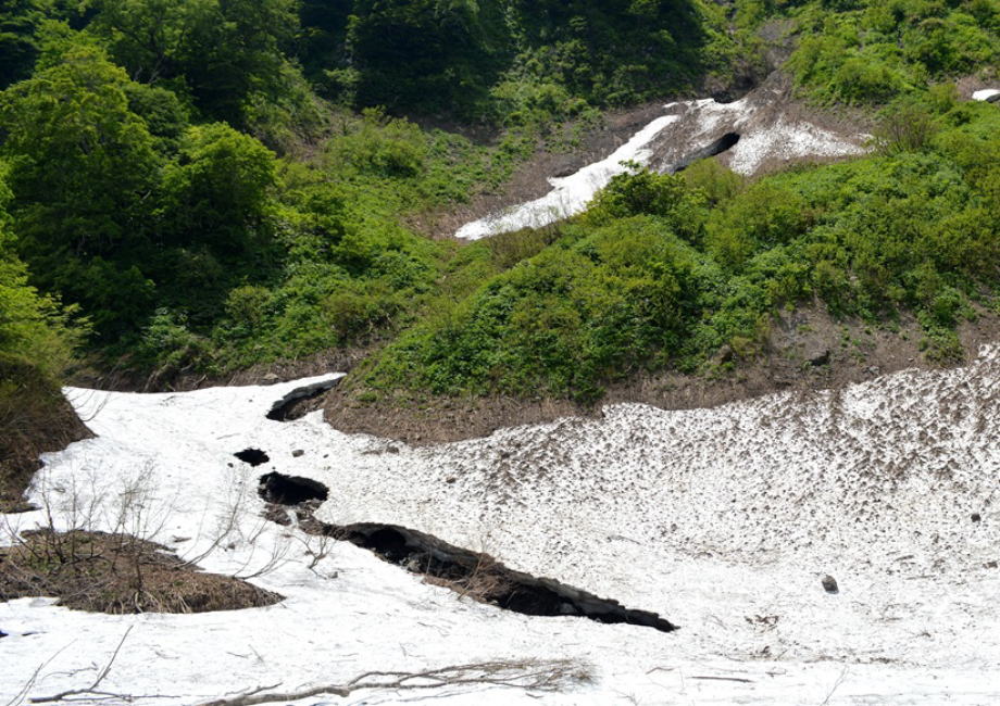 雪渓の割れ