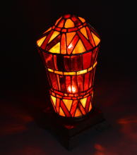 ステンドグラスの赤いランプ