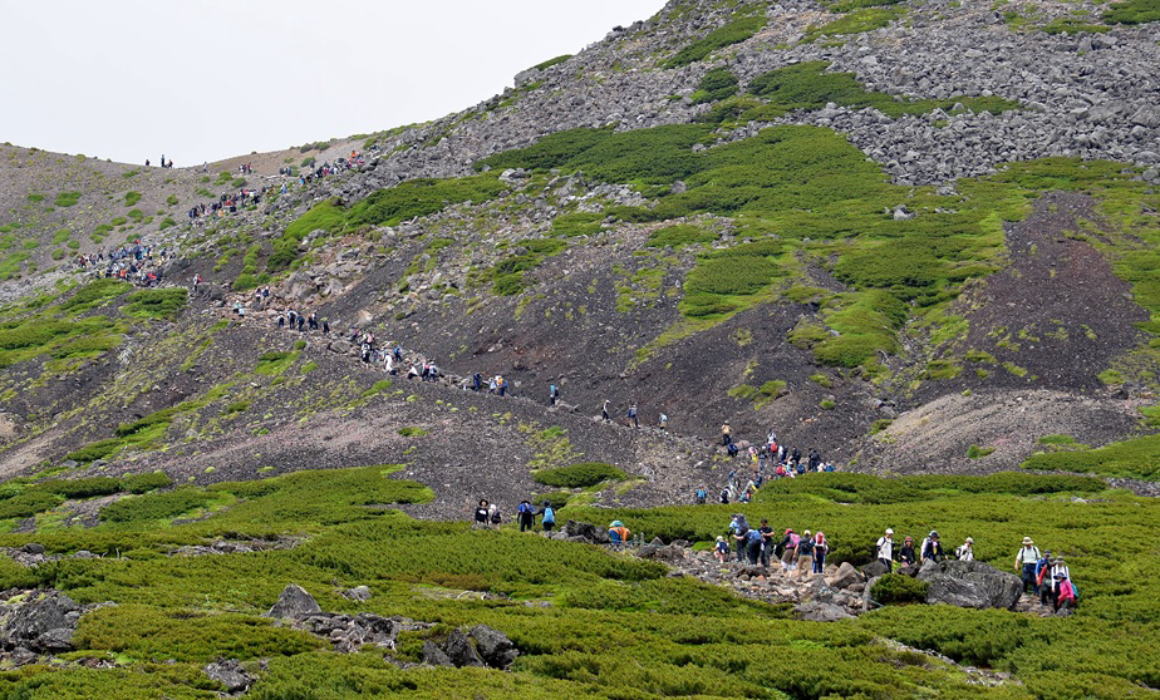賑わう登山道