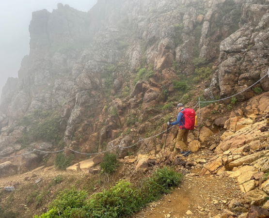 峰の茶屋跡から朝日岳へ