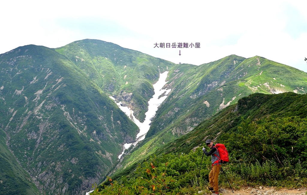 稜線から大朝日岳避難小屋