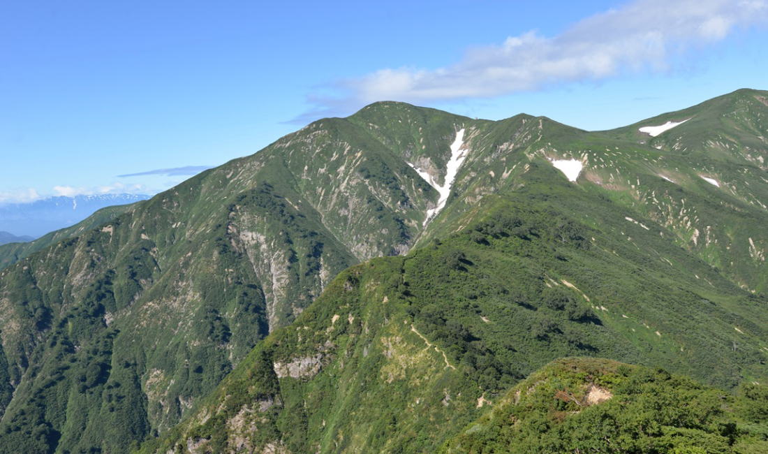 小朝日から大朝日岳を望む