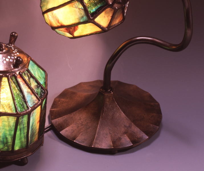 ブロンズベースのランプ