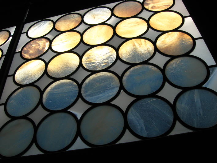 ロンデル様式のステンドグラスデザイン