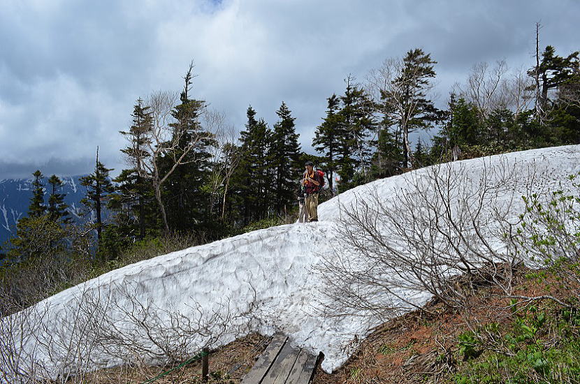 山荘下の残雪