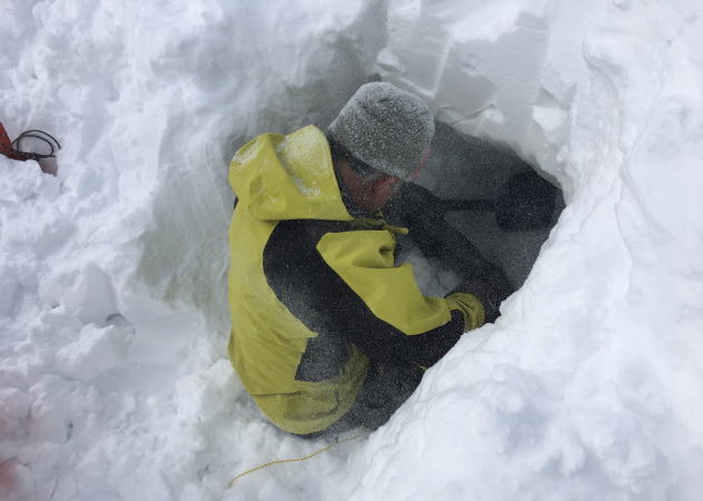 雪洞掘り