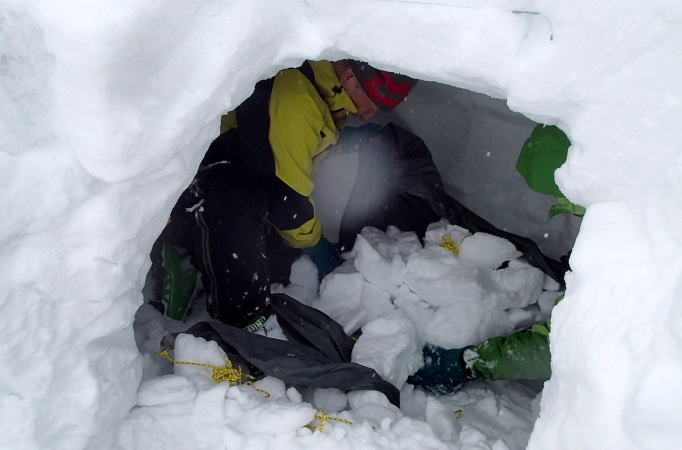 雪洞掘削