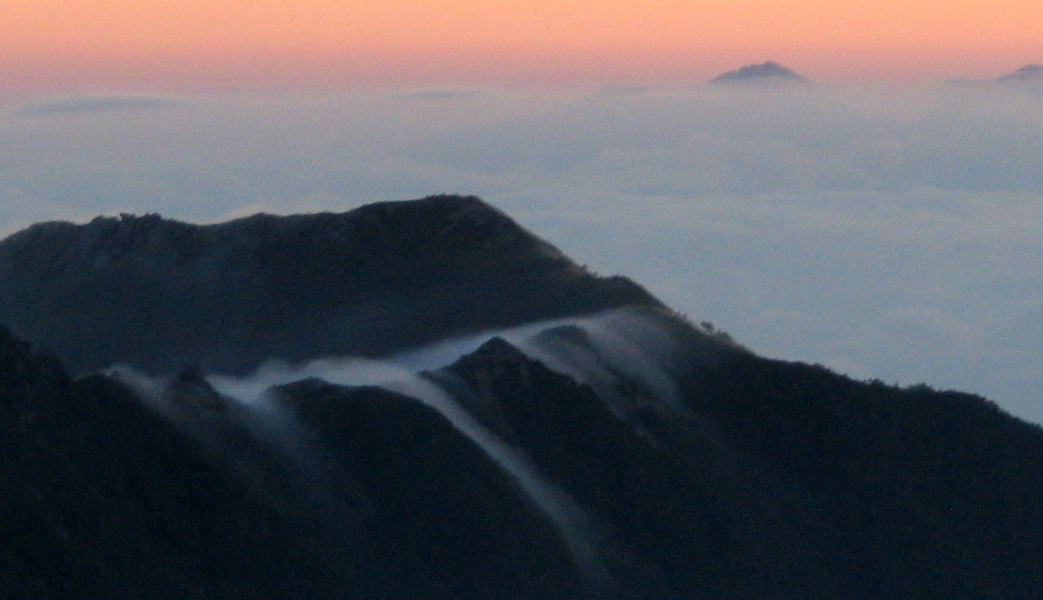 燕岳より表銀座コースにかかる滝雲と大天井岳